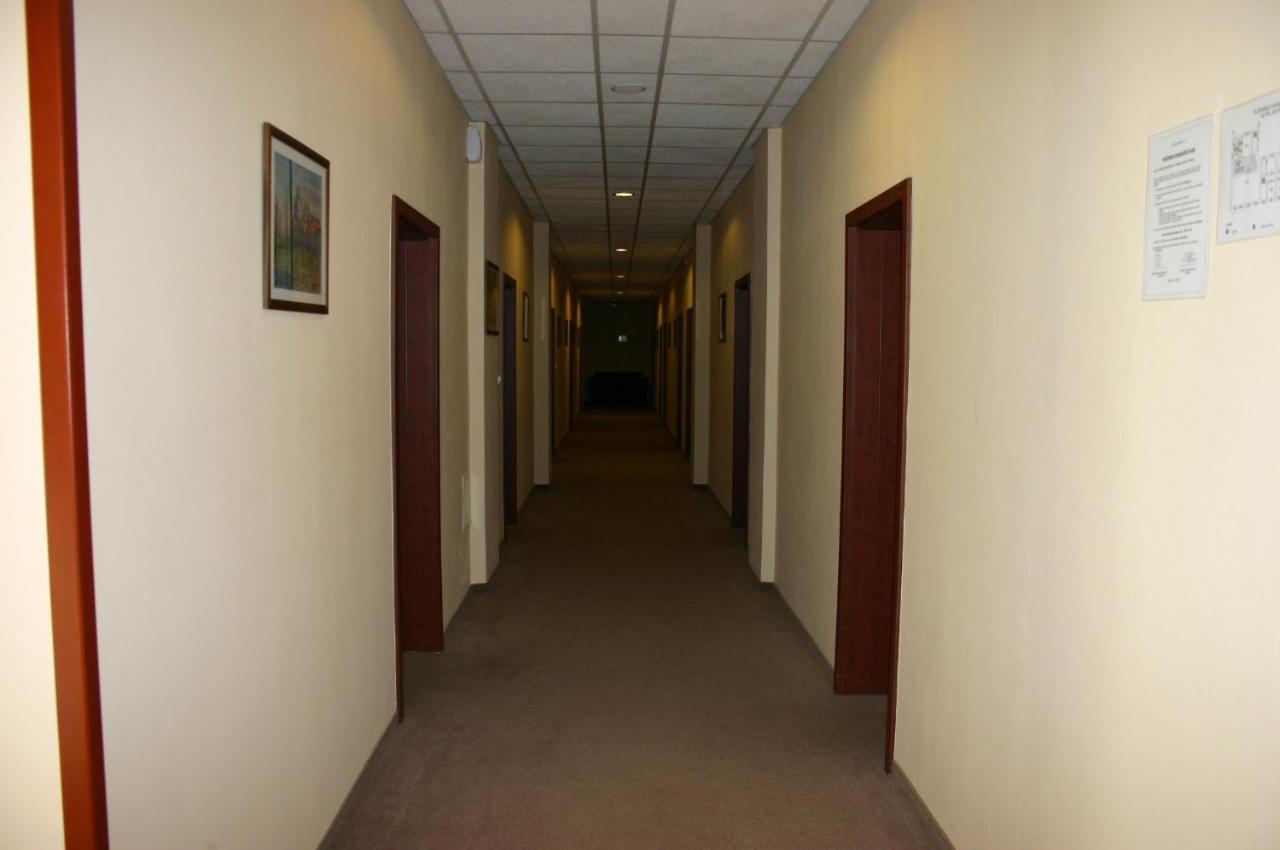 Hotel Jelen Hlohovec Esterno foto