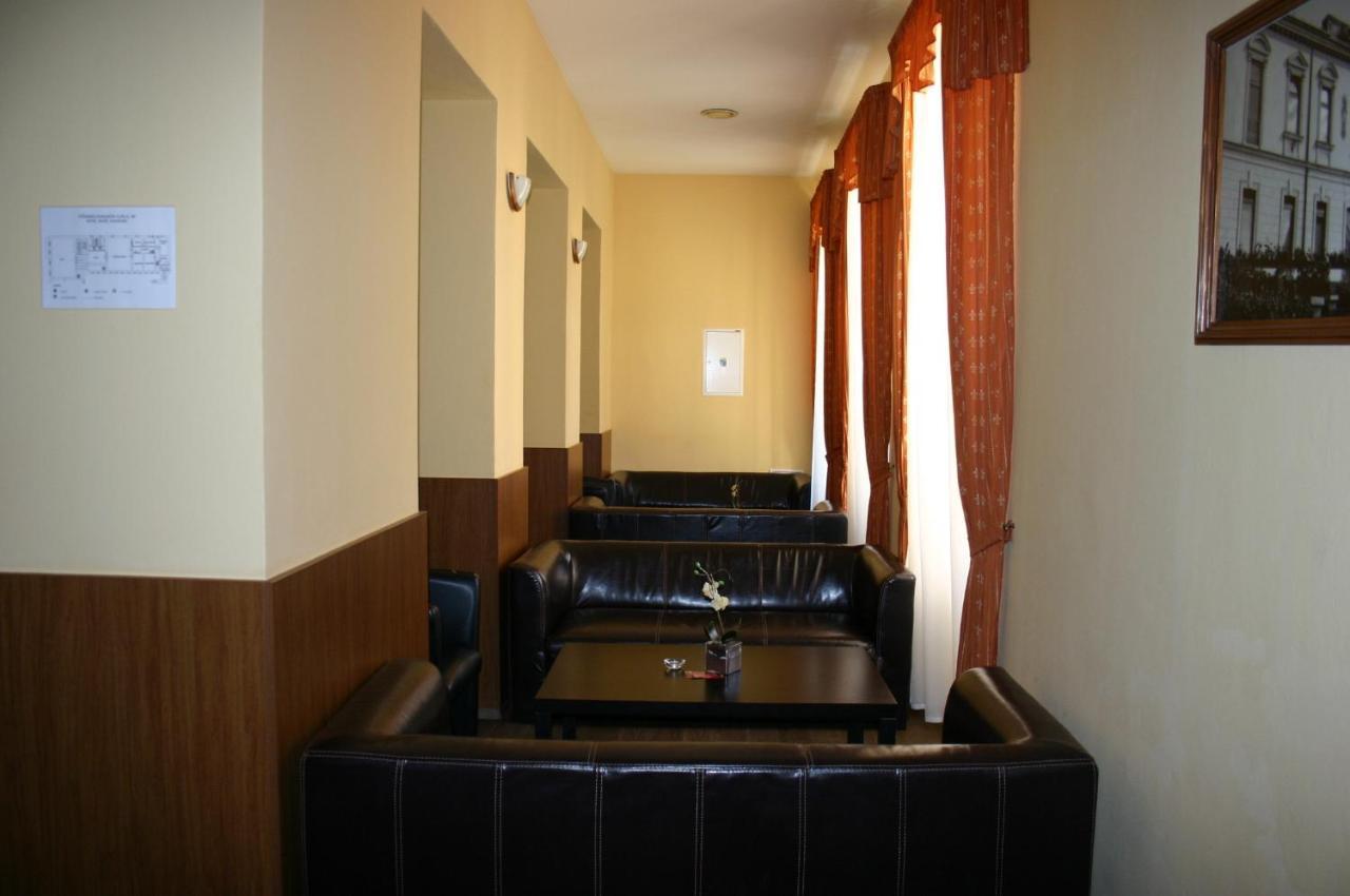 Hotel Jelen Hlohovec Esterno foto