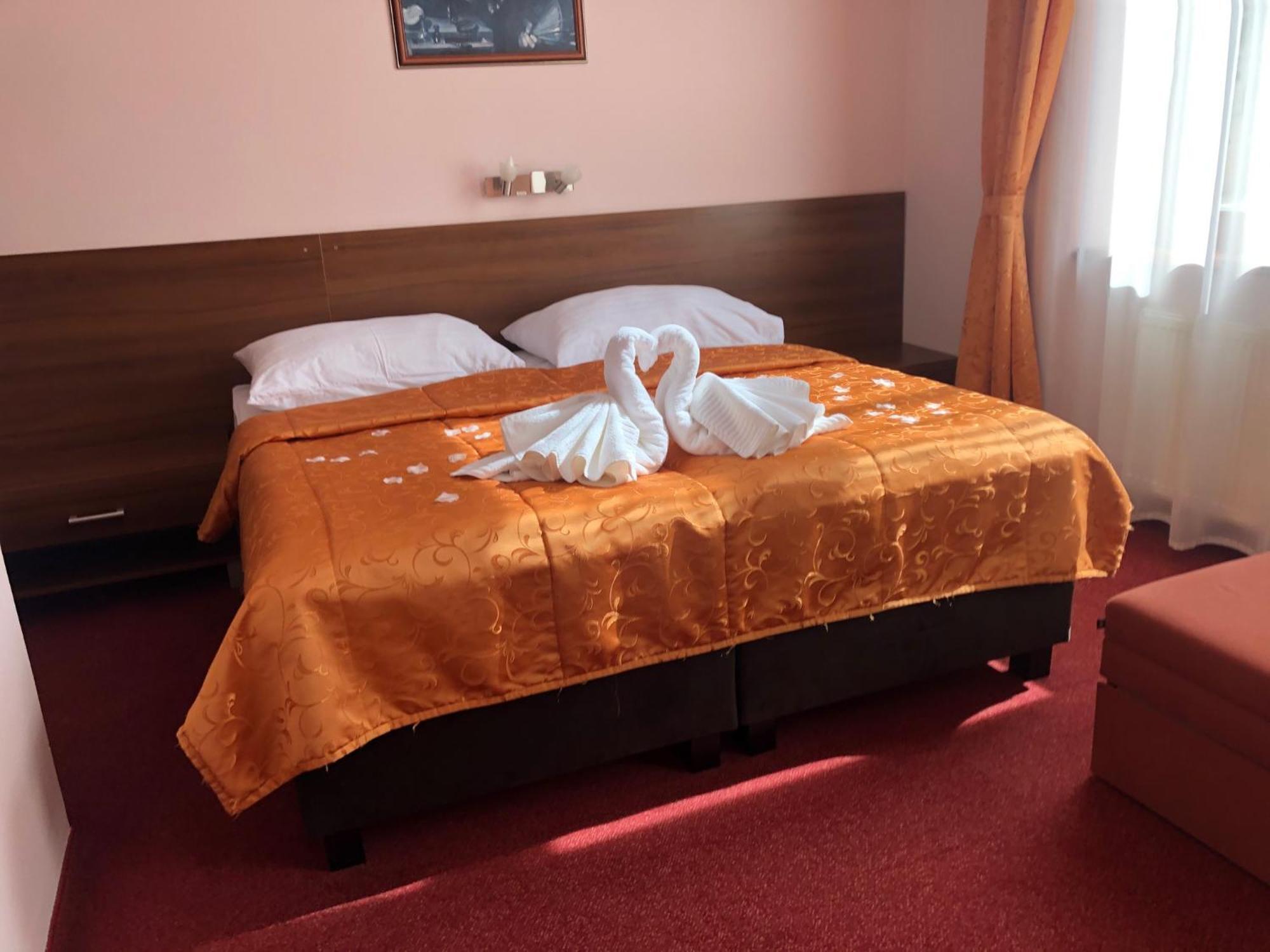 Hotel Jelen Hlohovec Esterno foto