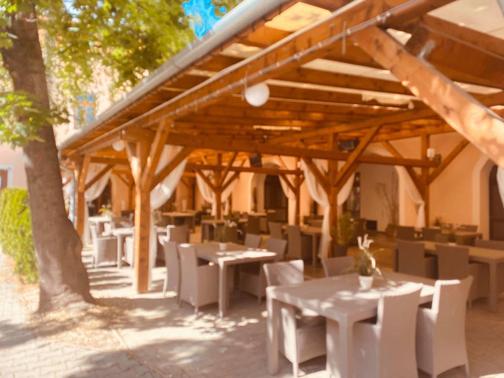Hotel Jelen Hlohovec Esterno foto